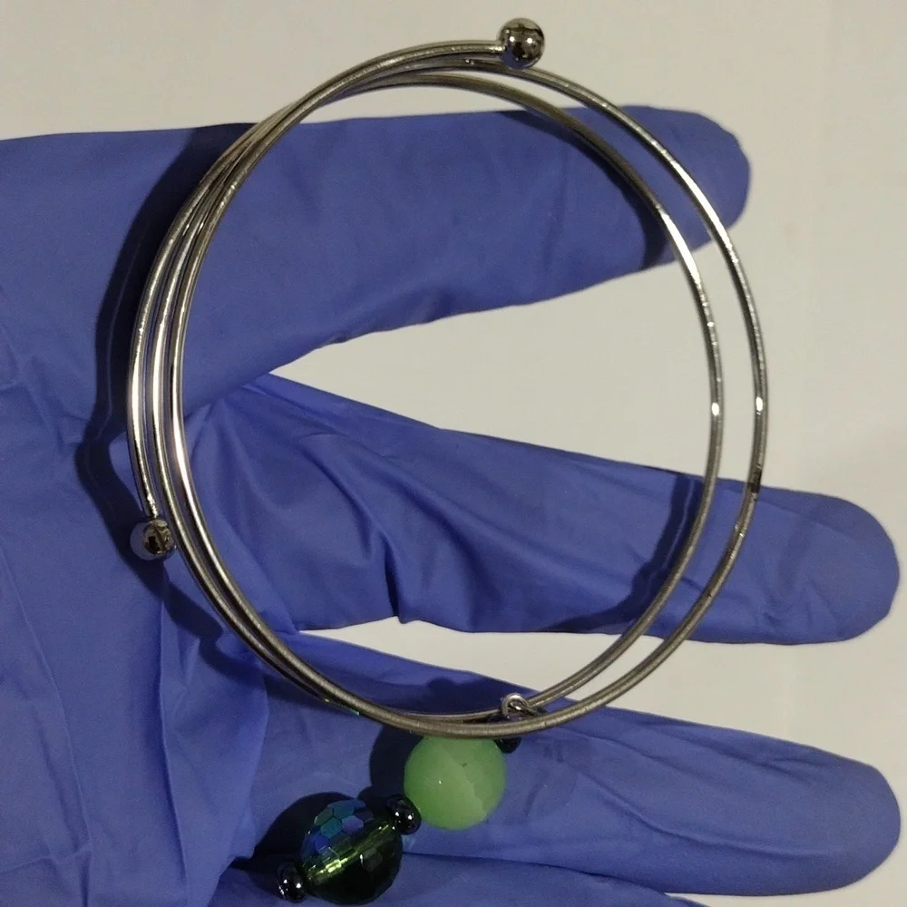 Silver-tone Wire Bangle Bracelet with Green Beaded Charm – Elegant Women Jewelry